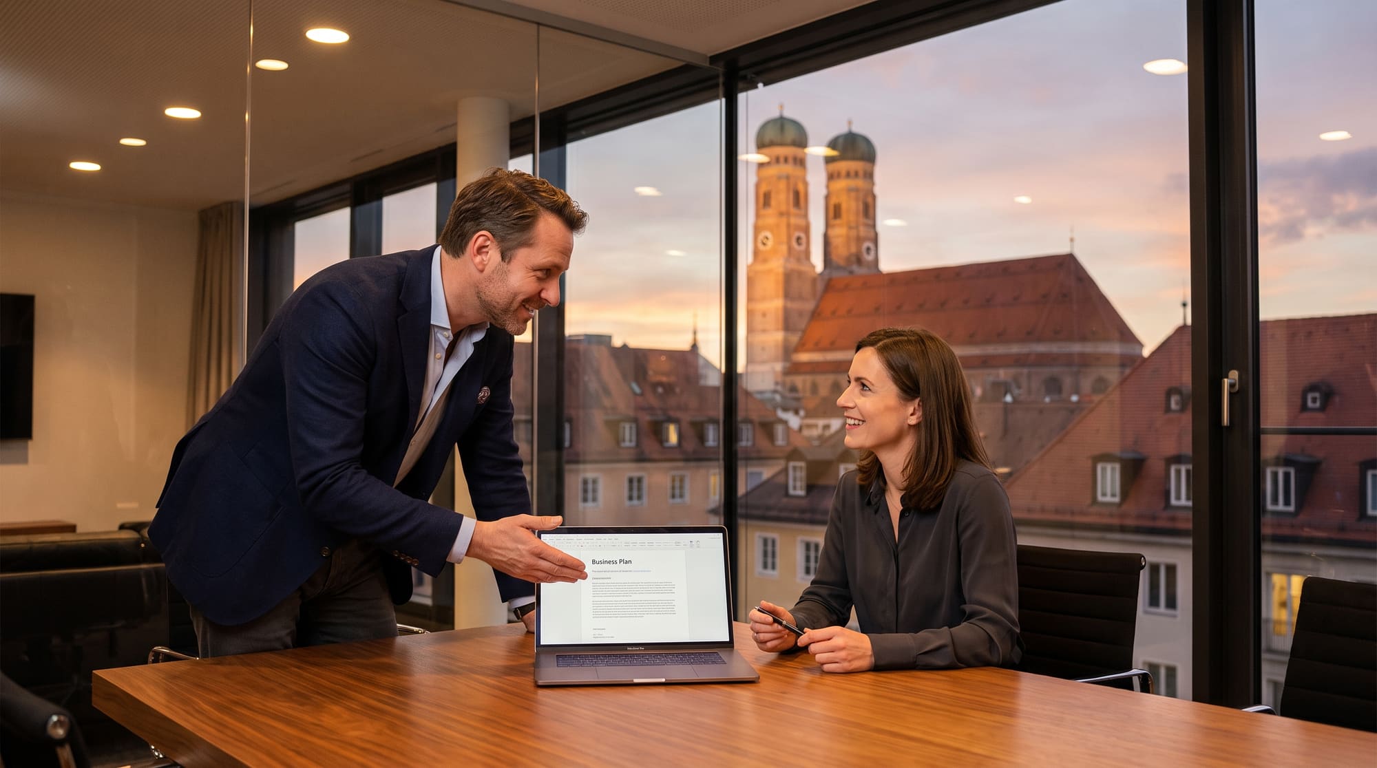 Erfahrener Berater bespricht mit einer Gründerin den Businessplan