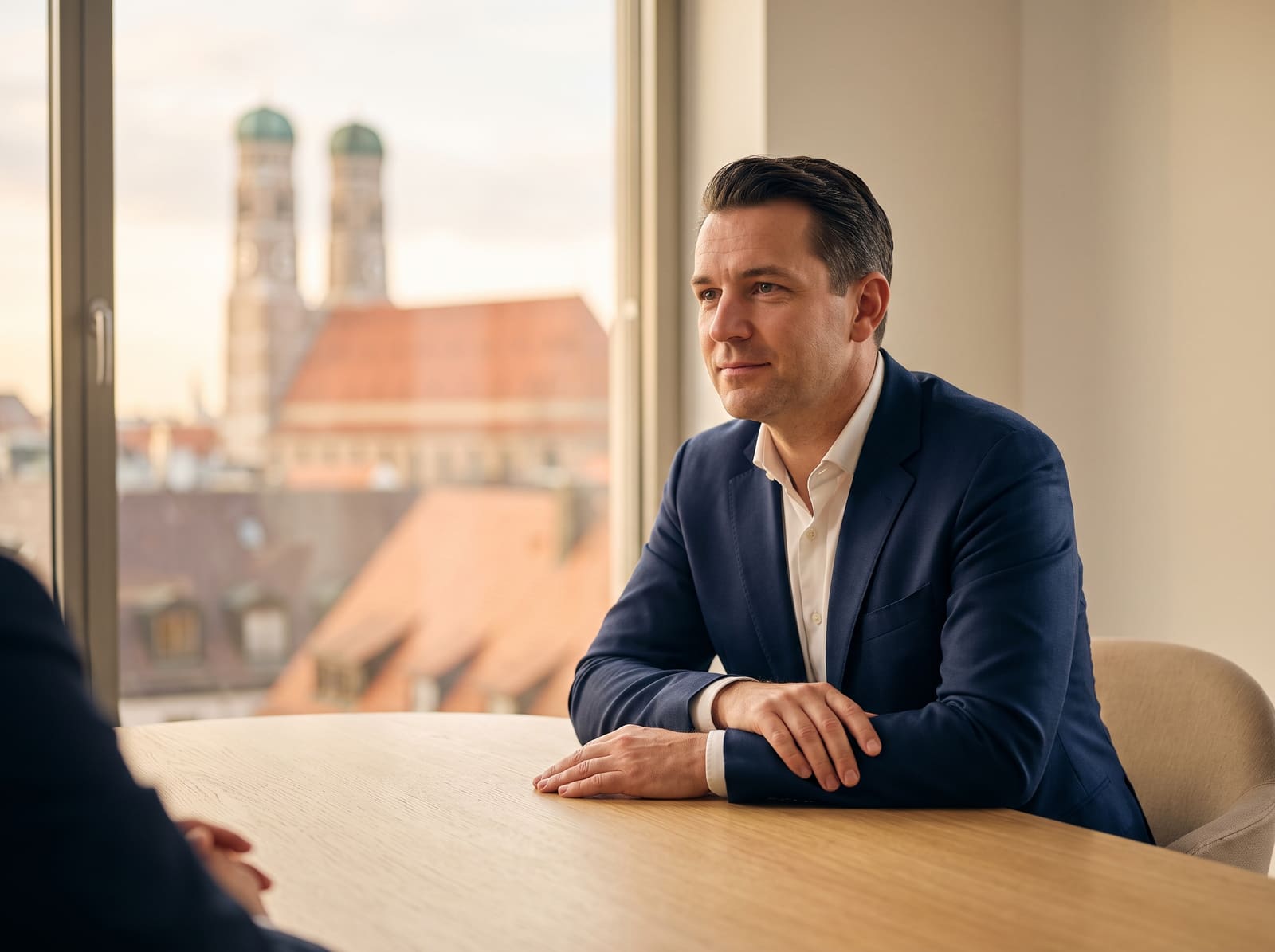 Erfahrener Ansprechpartner hört im Gespräch aufmerksam zu